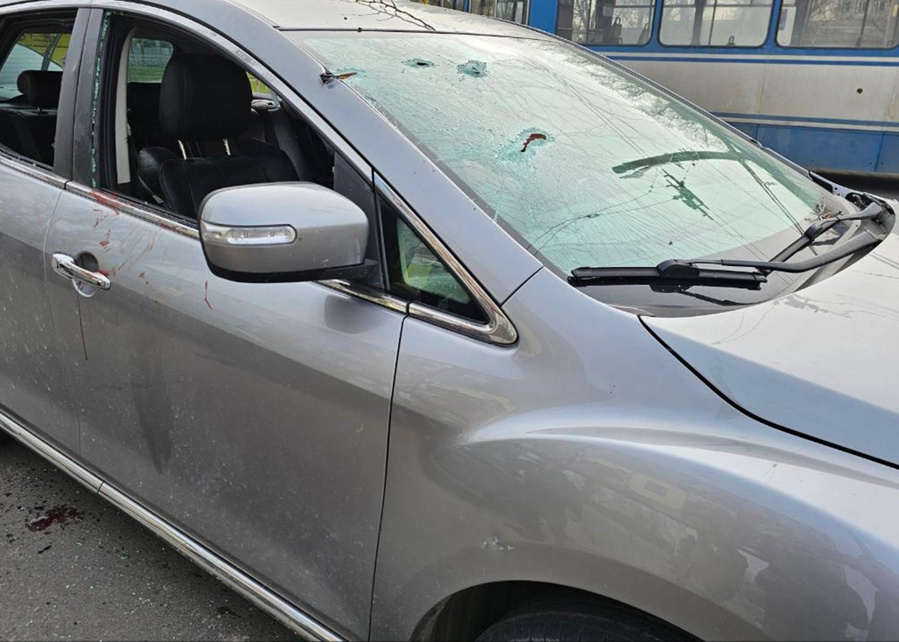 У Херсоні окупанти обстріляли таксі: є жертва