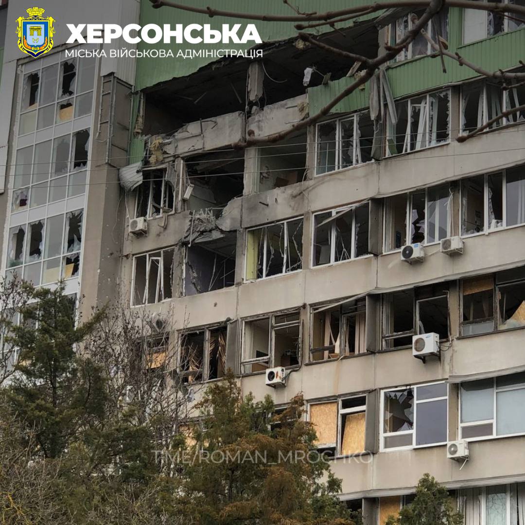 У Херсонській МВА показали наслідки нічних і ранкових обстрілів Дніпровського району міста (фото)