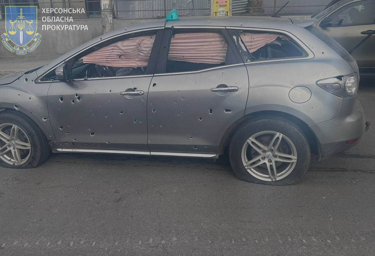 Рятувальники в Херсоні деблокували таксі для порятунку пасажирів: водій загинув на місці