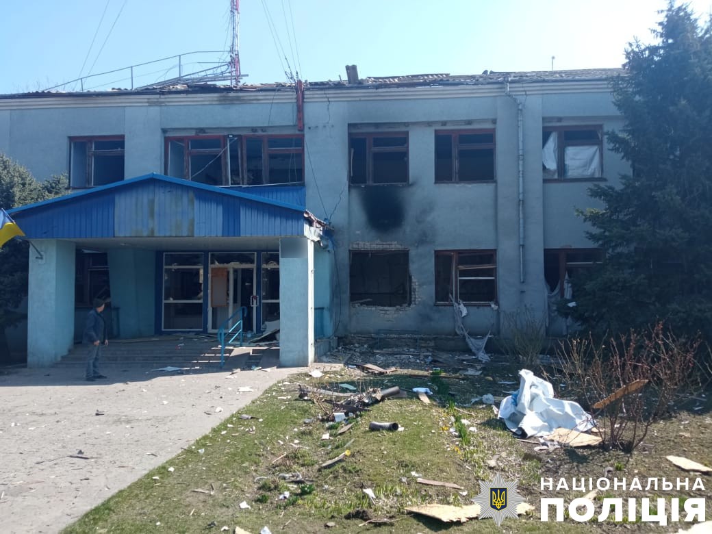 На Херсонщині поліцейські доправили до лікарні трьох поранених після ворожої ата