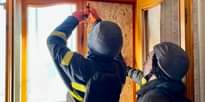 Служба порятунку щоденно допомагає мешканцям міста, чиї оселі постраждали від обстрілів. Фанерними л