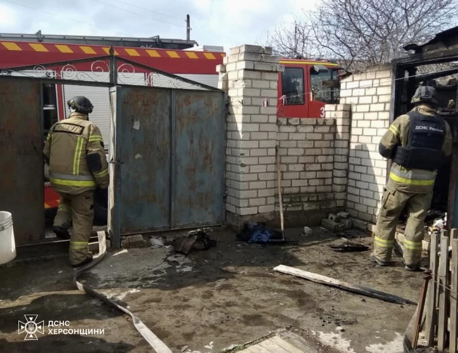 Херсонські вогнеборці загасили пожежу господарчої споруди.
 Вчора вдень на номер Служби порятунку м.