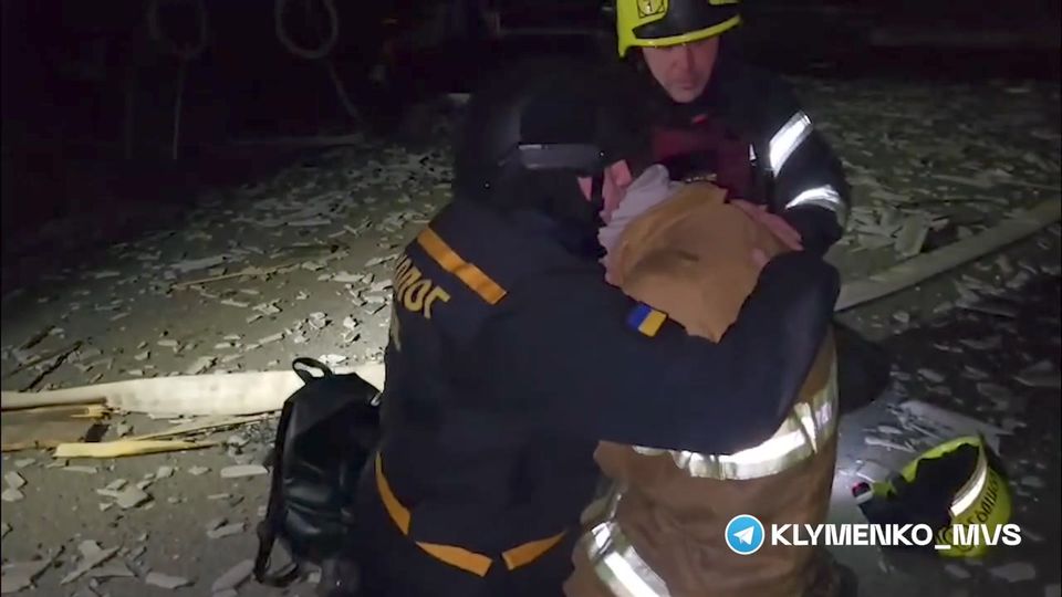 Ігор Клименко: Харків. Ці кадри неможливо дивитися з холодним серцем. 

Молодий вогнеборець плаче на