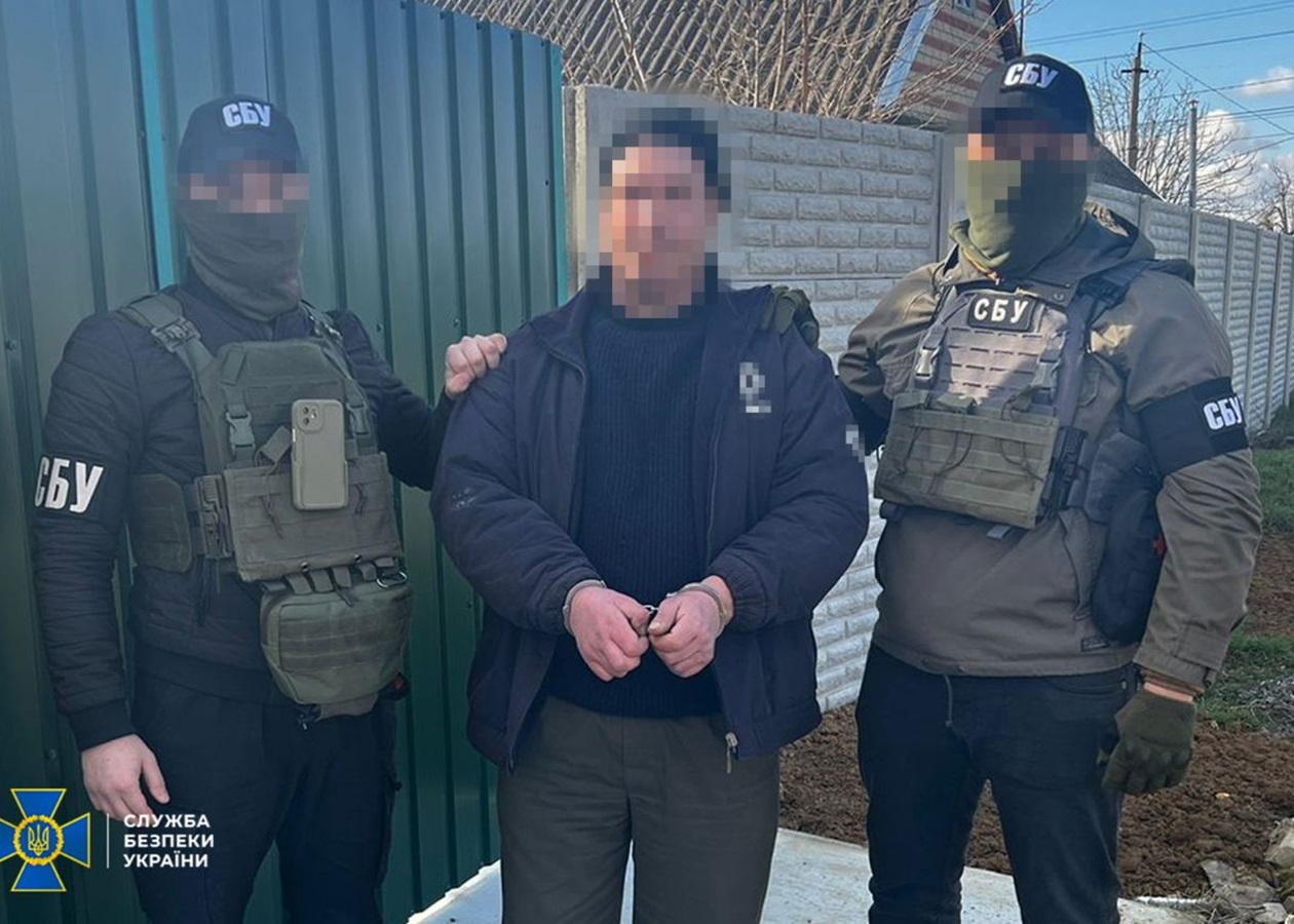 Затримано ексдепутата та його спільницю, які наводили ракети РФ на Херсон