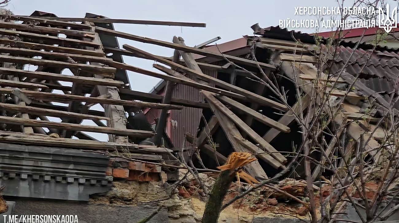 Росіяни влучили в торговий центр і дитсадок на Херсонщині: поранили 6 людей