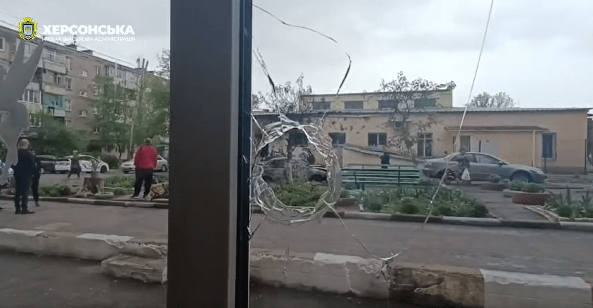Місцева влада показала наслідки обстрілу російською армією житлових кварталів Херсона (відео) – Український південь
