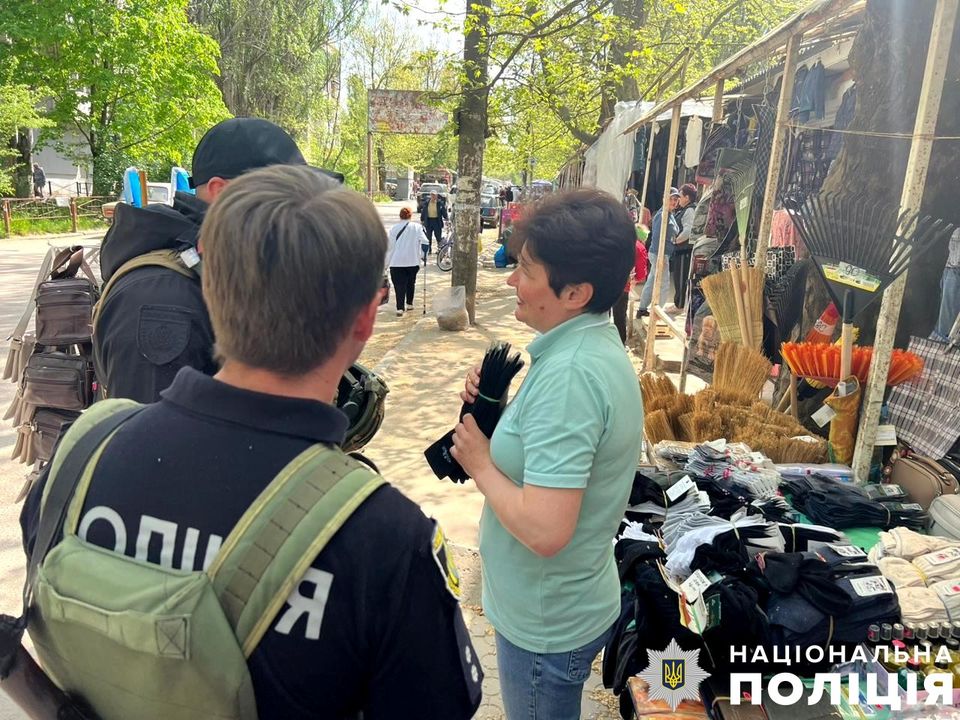 Поліція провела профілактичний рейд на одному з ринків Херсона – Український південь