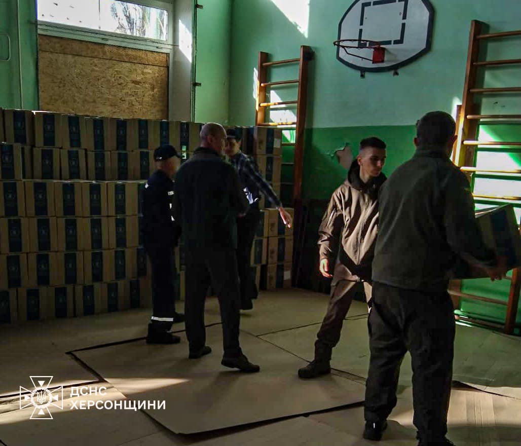 До одного з населених пунктів Бериславського району прибула гуманітарна допомога.
 До розвантаження