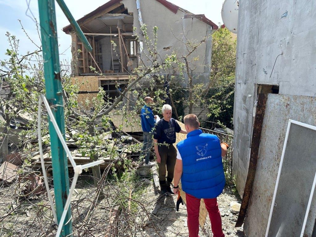 Жителі Херсона отримали від благодійників матеріали для швидкого ремонту