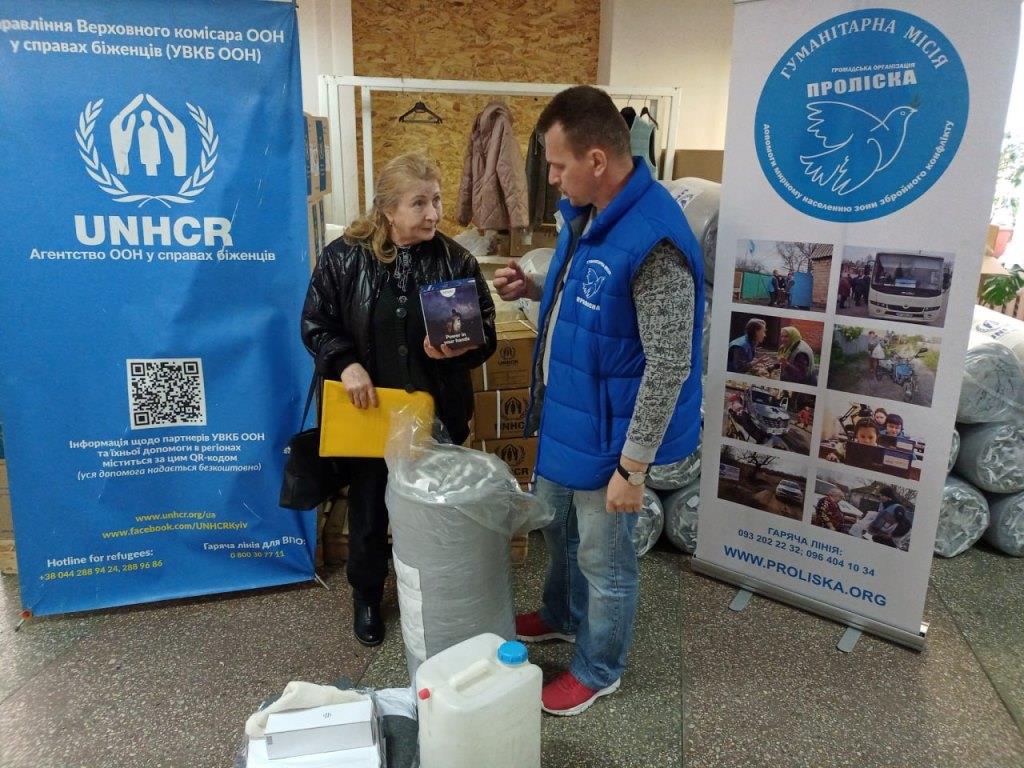 Команда гуманітарного центру «Проліска Херсон» допомагає місцевим жителям долати наслідки атак