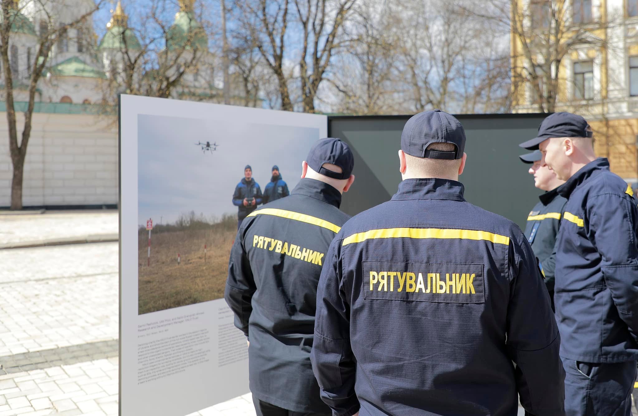 На Софійській площі у Києві відкрили фотовиставку «Defining Futures: Люди, команди і технології для