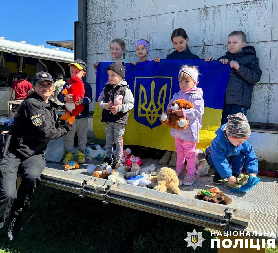 На Херсонщині шотландські волонтери та ювенальні поліцейські влаштували для роди