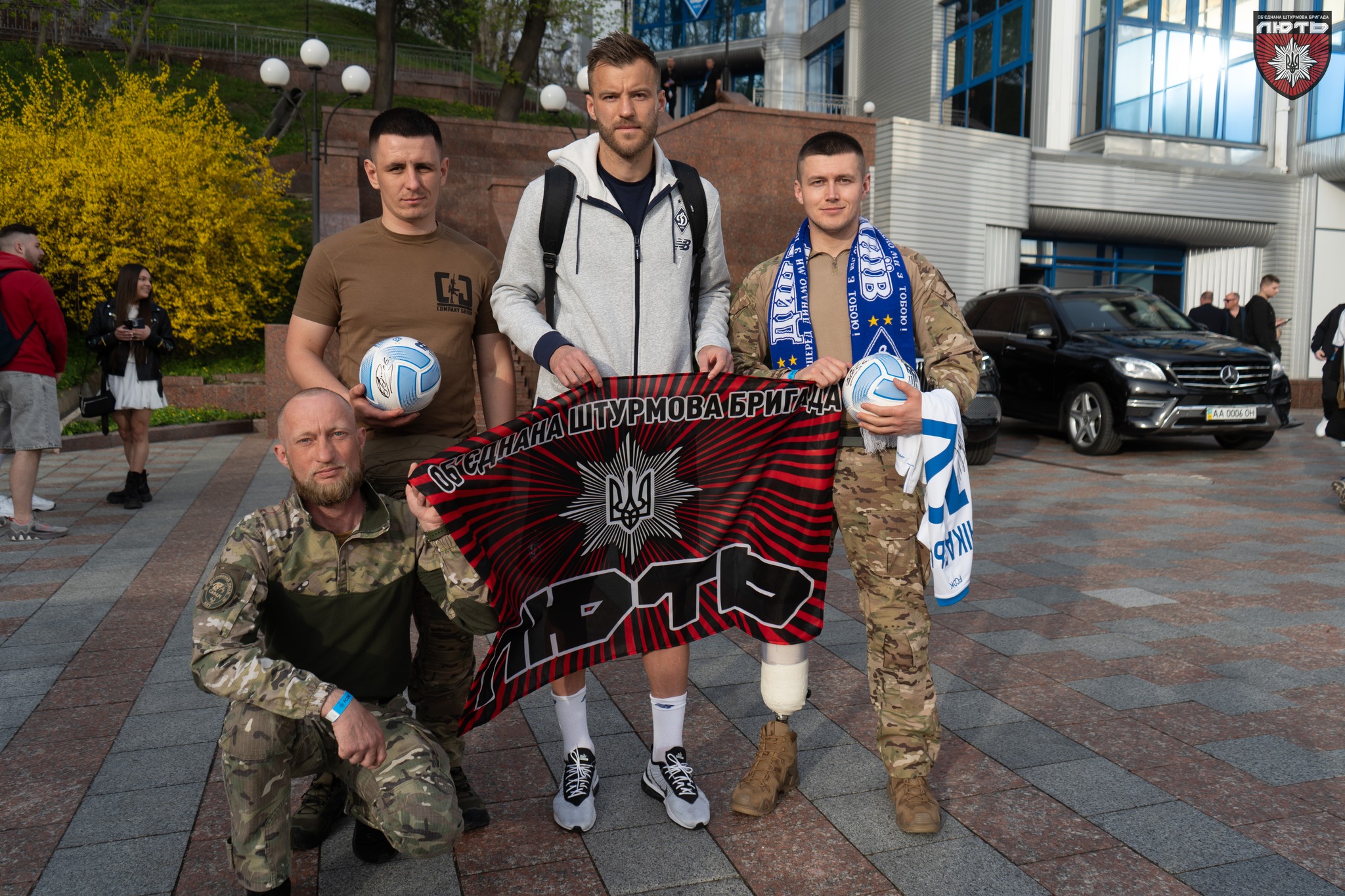Перший удар! 

Розпочати футбольний матч між ФК «Динамо» Київ та ФК «ЛНЗ» запрос