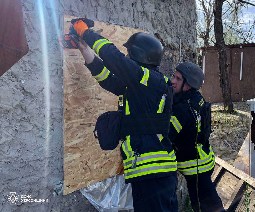 Рятувальники, як світлий промінь надії.
 Саме так зустрічають службу порятунку, власники домівок, як