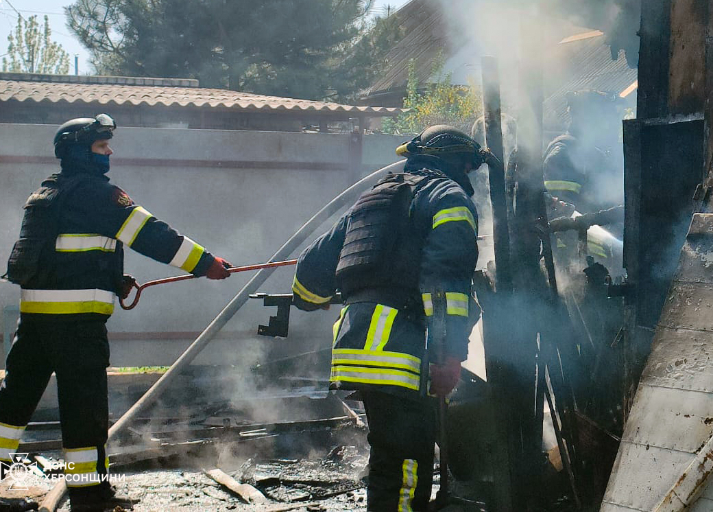 Херсонські вогнеборці ліквідували пожежу в допоміжній споруді.

Сьогодні зранку