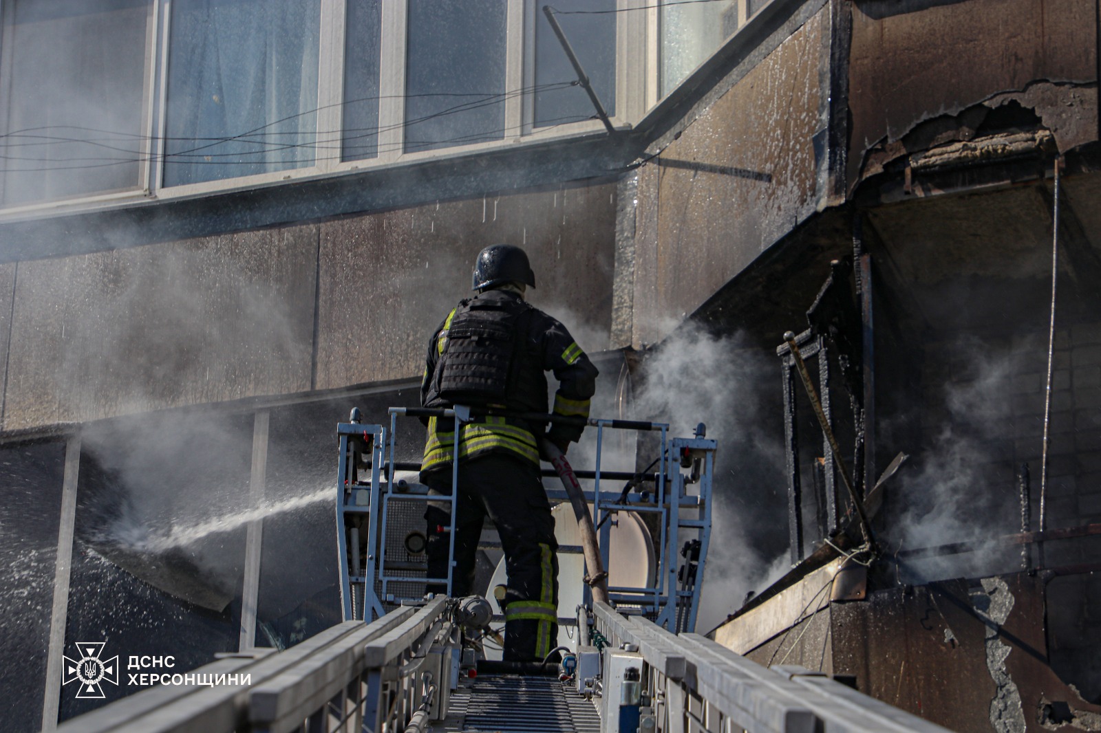 Херсонські рятувальники ліквідували пожежу в багатоповерхівці.

Сьогодні о 14: 44 до оперативно-коор