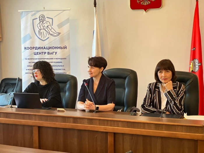 О. Блинова (сидить біля червоного прапора) на одній з наукових конференцій в рф. Фото окупаційного телеграм-каналу самопроголошеного херсонського вишу О. Блинова (сидить біля червоного прапора) на одній з наукових конференцій в рф. Фото окупаційного телеграм-каналу самопроголошеного херсонського вишу