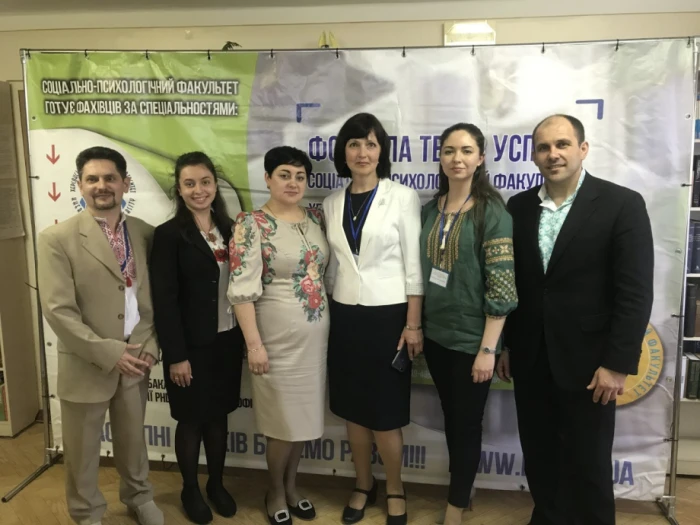 Коли українці вдягали вишиванки, вона намагалася зберегти свій строгий стиль. Блинова - без вишиванки у білому піджаку. Світлина: Прес-центр ХДУ Коли українці вдягали вишиванки, вона намагалася зберегти свій строгий стиль. Блинова - без вишиванки у білому піджаку. Світлина: Прес-центр ХДУ