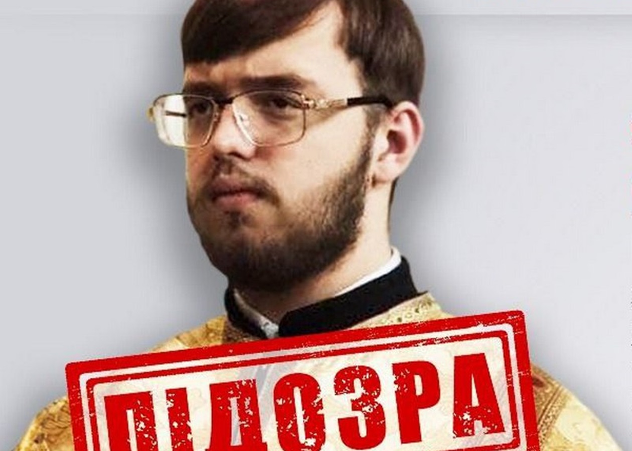 Оголошено підозру клірику, який перефарбовував в’їзд у Херсон у “триколор”