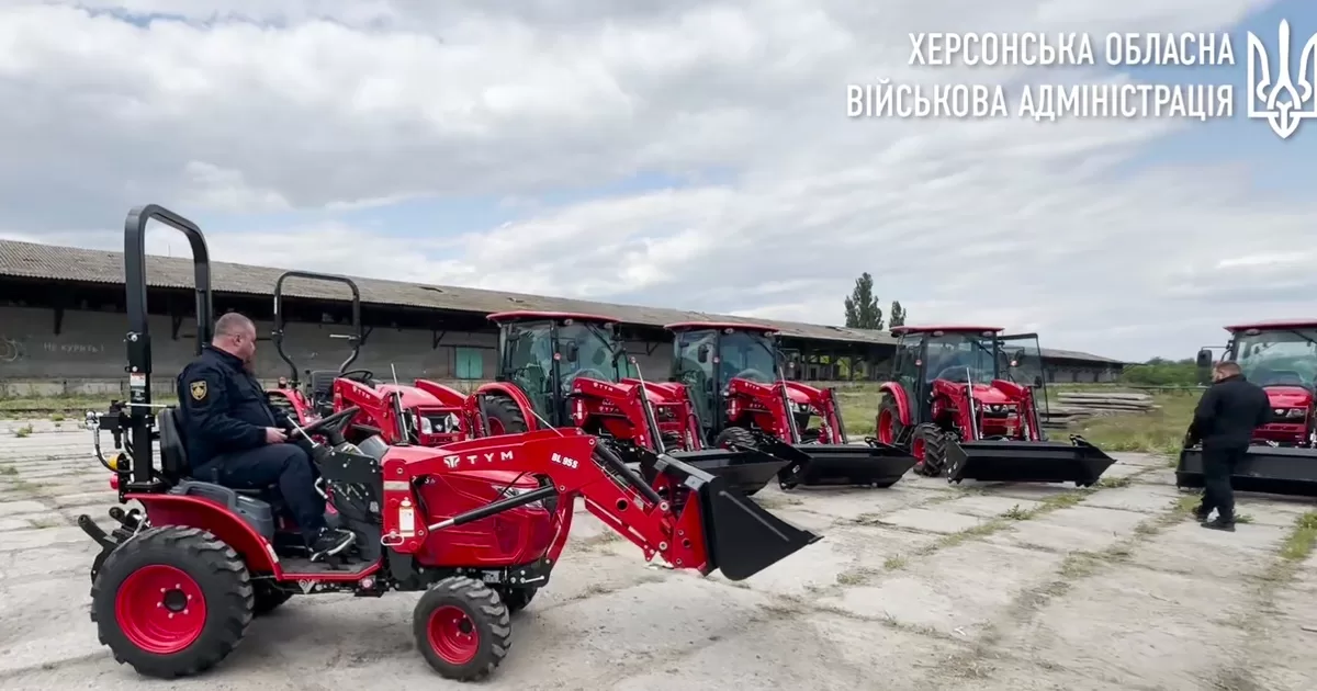 Комунальники Херсонщини отримали чотирнадцять мінітракторів :: Інтент :: Регіональна мережа якісної журналістики