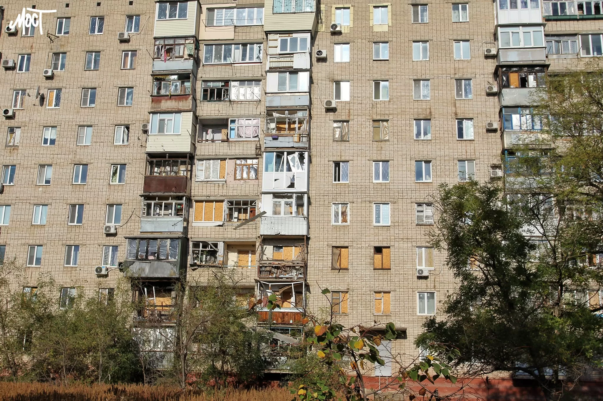 Окупанти обстріляли багатоповерхівку в Херсоні (фото)
