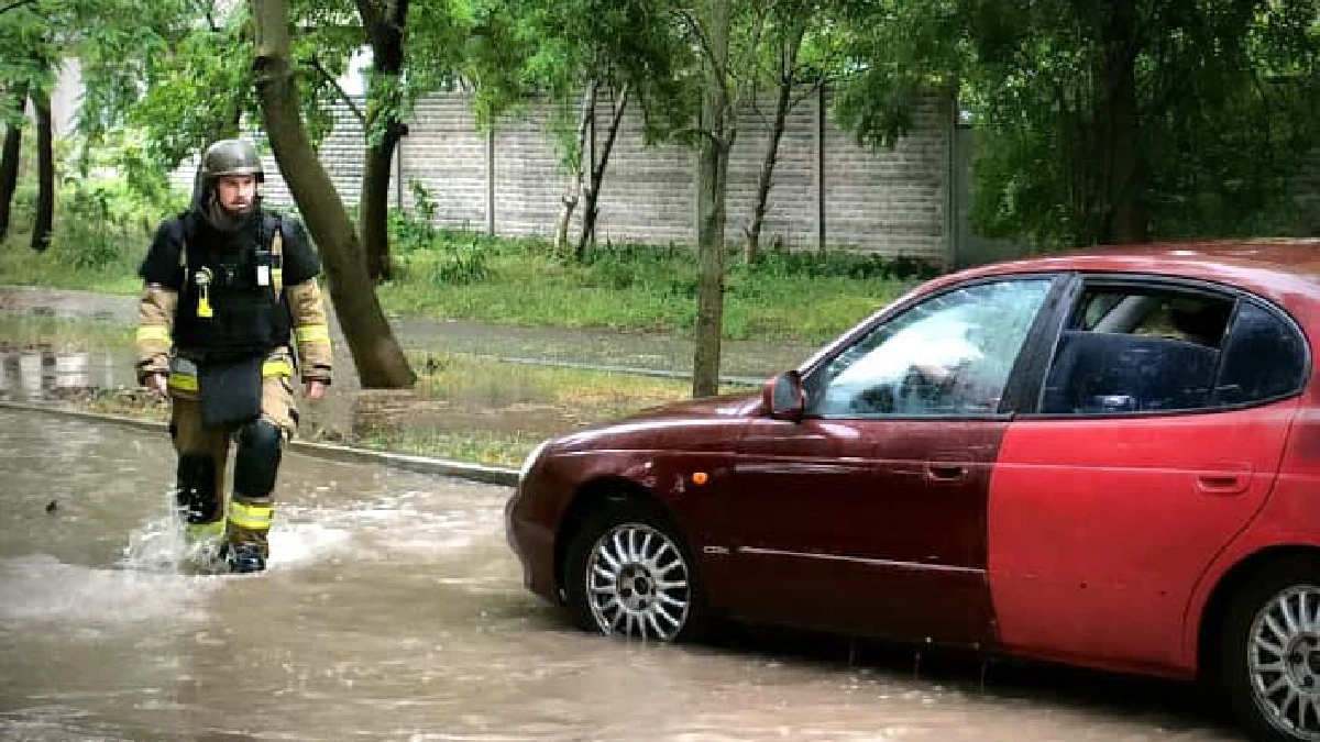 В Херсоні через зливу одна з автівок застрягла на дорозі – ДСНС