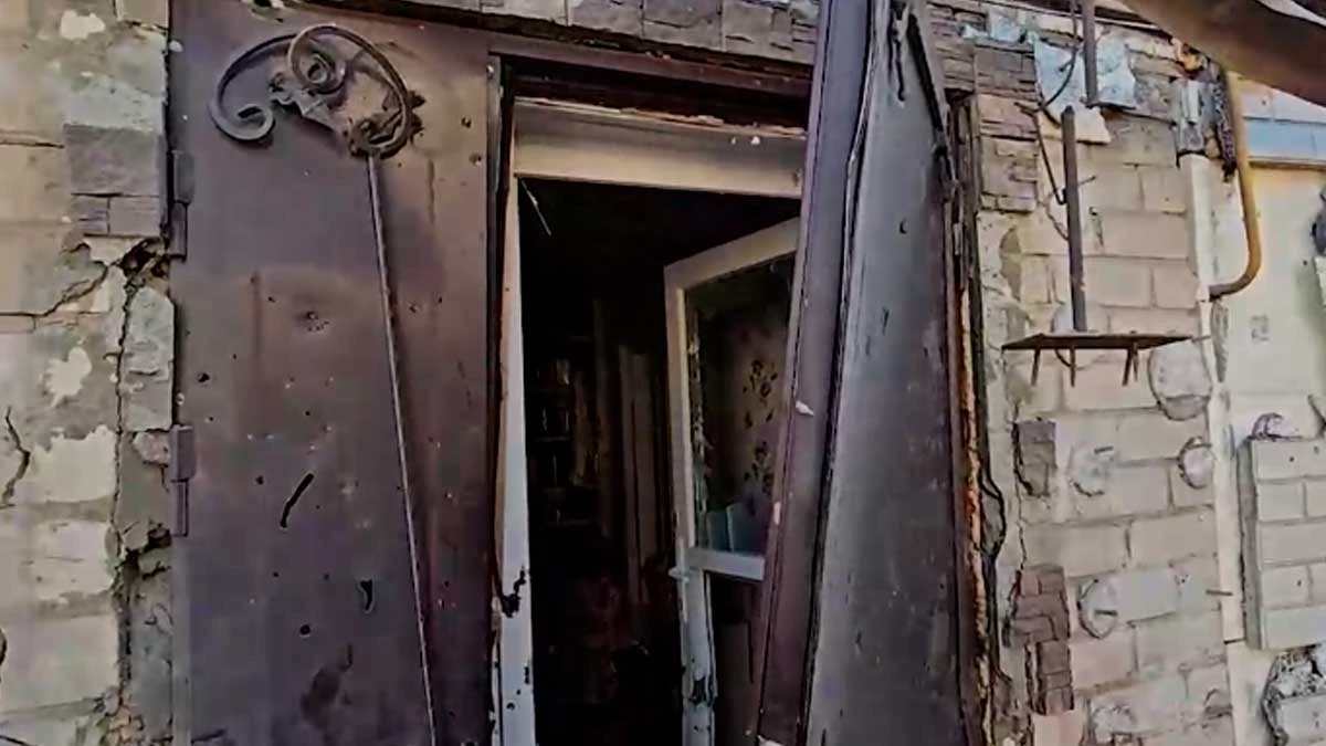 Військові РФ обстріляли Центральний район Херсона. ВІДЕО