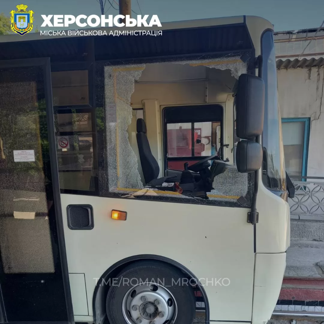 У Херсоні під обстріл військ ЗС РФ потрапив громадський транспорт (фото)