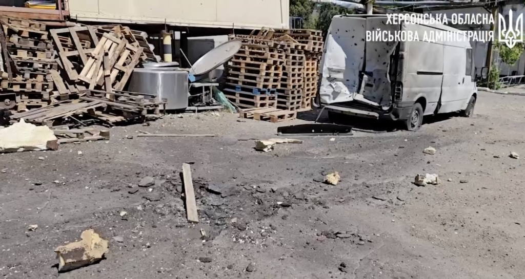 Росіяни завдали удару по одному з підприємств у Дніпровському районі Херсона. Є загиблий і поранений