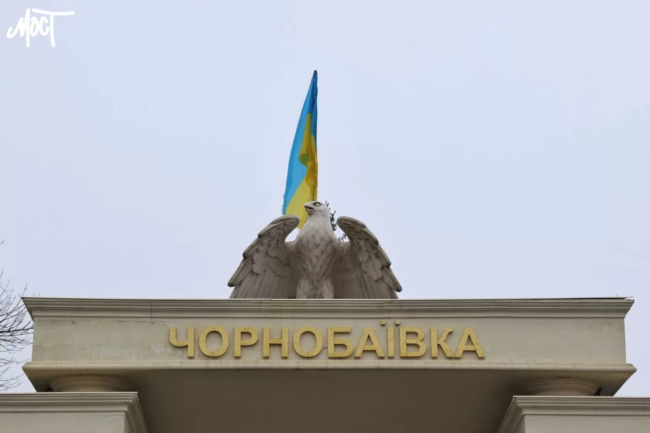 Військові РФ вдарили по Чорнобаївці на Херсонщині: постраждала жінка