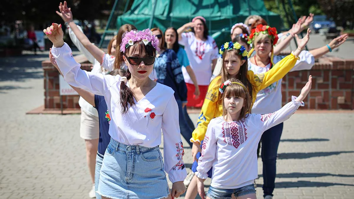 У Херсоні пройшов танцювальний флешмоб у вишиванках. ФОТО