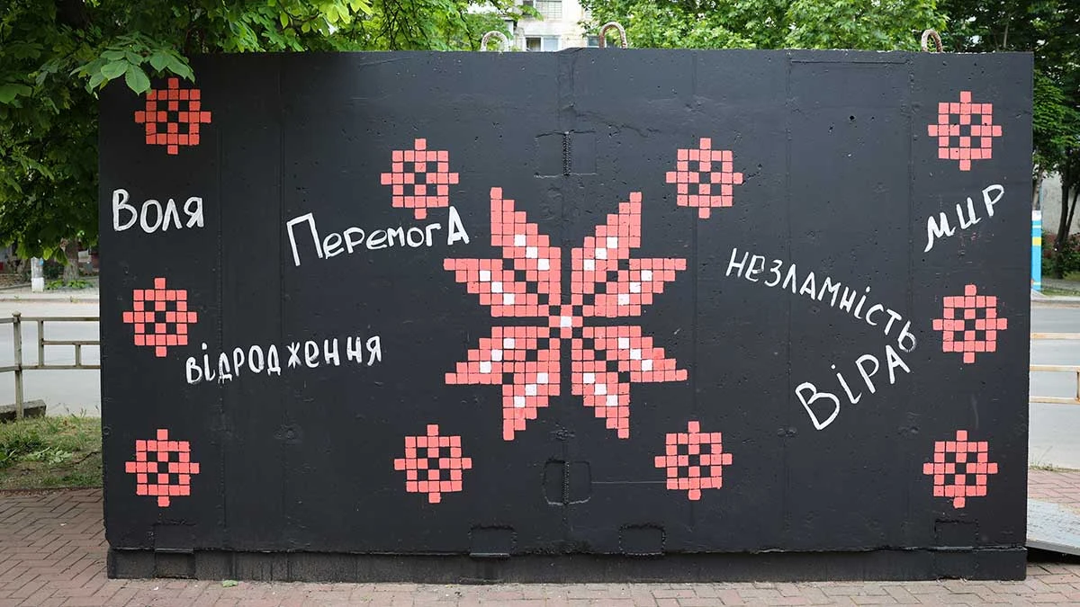 в Херсоні на укритті намалювали орнаменти