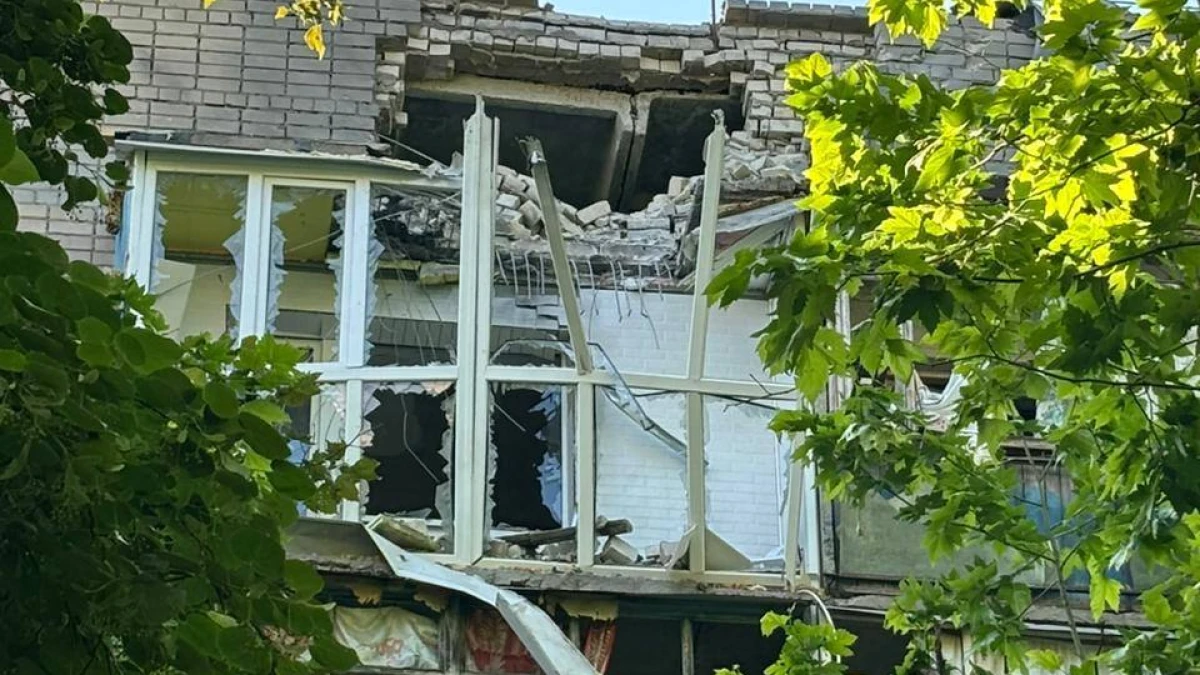 У ХОВА показали наслідки влучання у багатоповерхівку в Херсоні. ВІДЕО