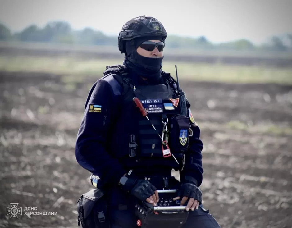 Впевнені в своїх діях майстри своєї справи, сантиметр за сантиметром роблять тер