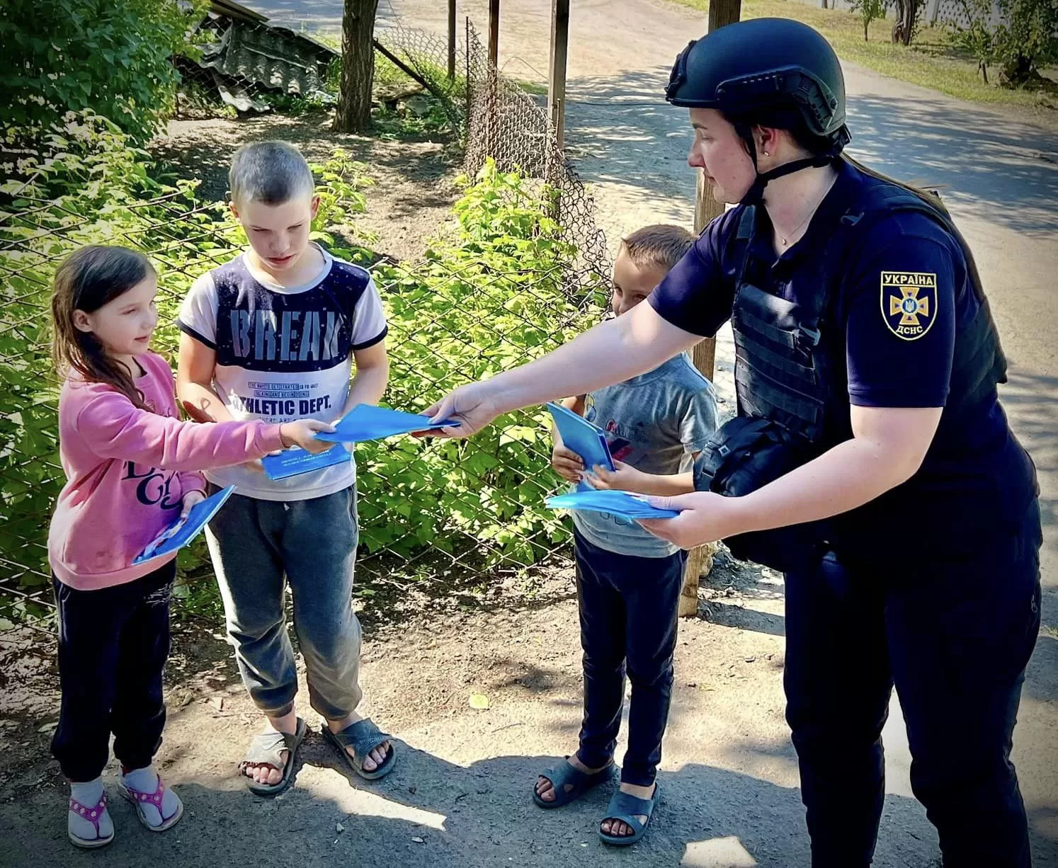 Діти наше майбутнє, а щоб підростаюче покоління росло в безпеці рятувальники навчають їх відповідним