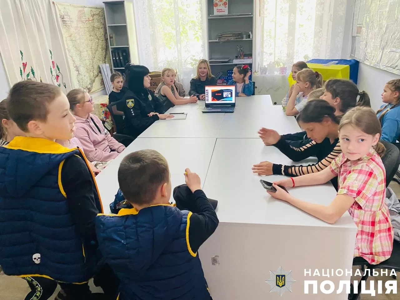 На Херсонщині ювенальні поліцейські розповіли школярам, як не стати жертвою кібе