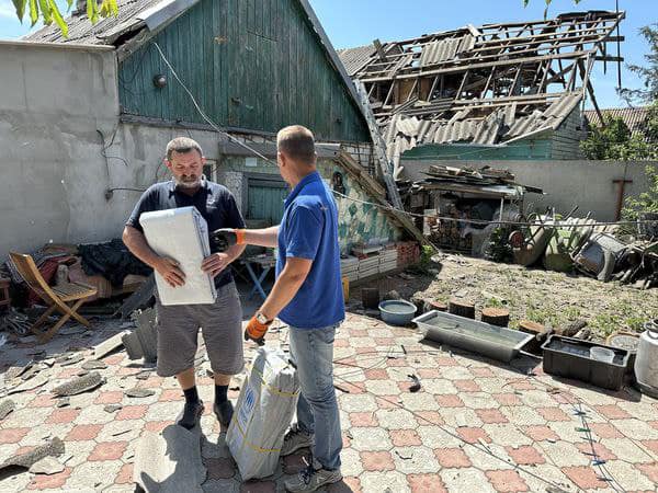Понад 50 жителів Херсона отримали матеріали для швидкого ремонту своїх осель