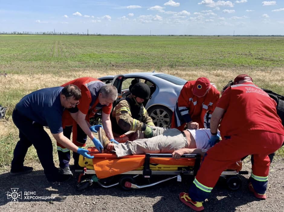 Херсонські рятувальники надали допомогу водію, що постраждав при ДТП

Сьогодні в