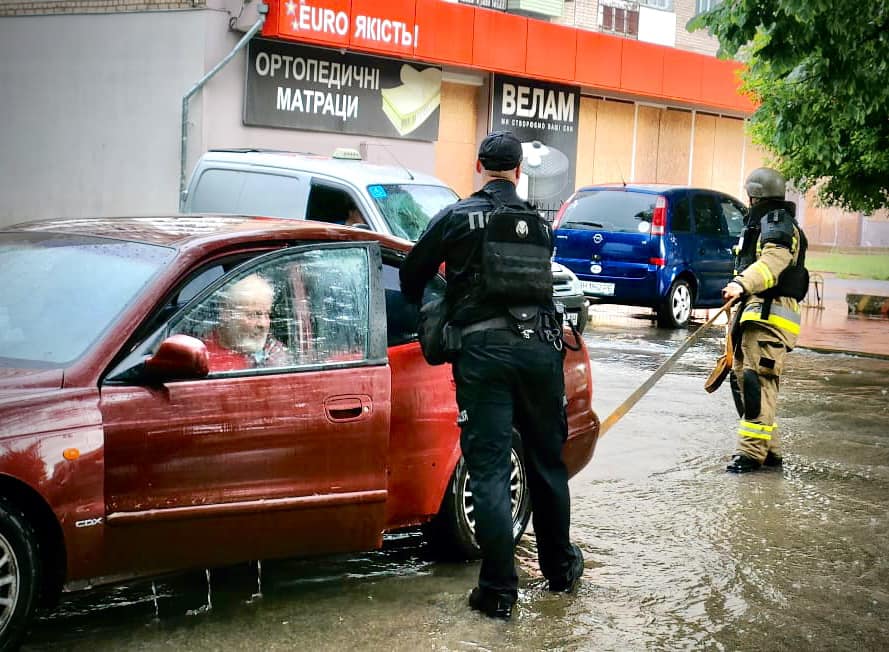 Через проливний дощ в деяких районах міста Херсон вода піднялася до високого рівня