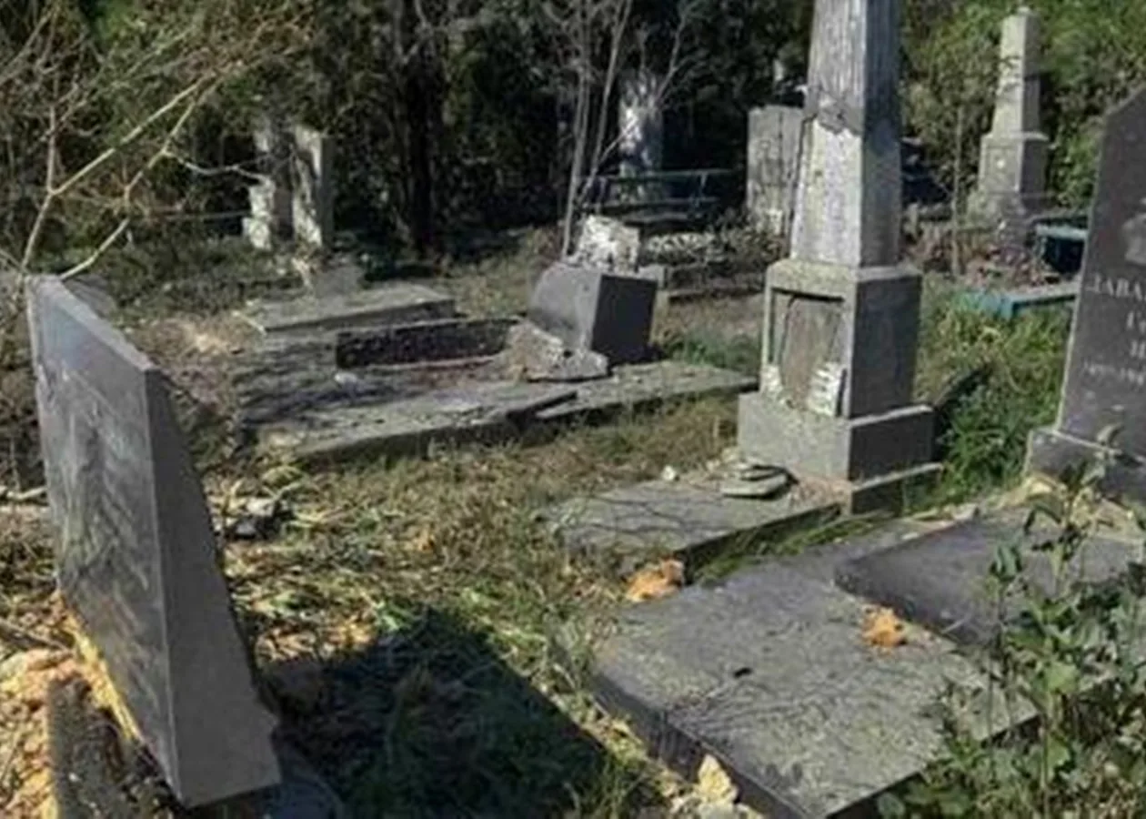 Росіяни поцілили по міському кладовищі у Херсоні