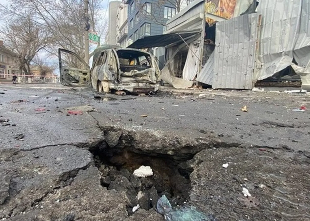 Війська РФ ударили по Херсону: відомо про двох поранених