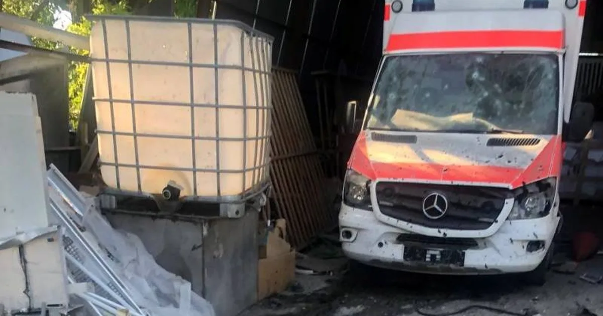 Окупанти обстріляли лікарню в Херсоні: пошкоджено дві автівки швидкої допомоги