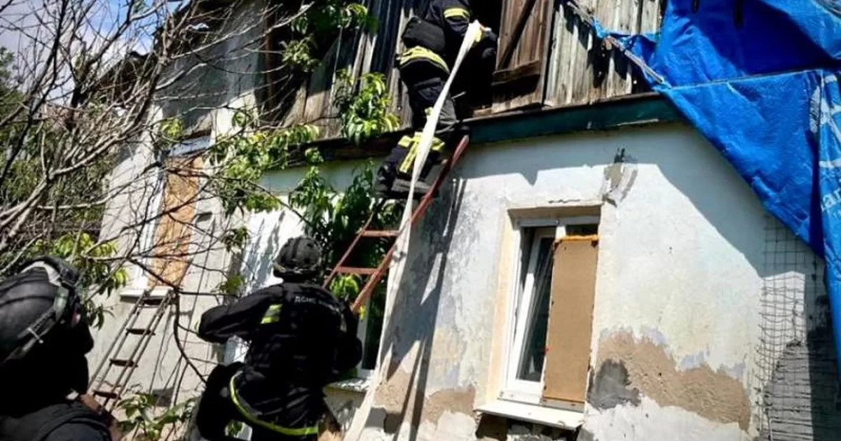 На вихідних рятувальники боролися з вогнем під російськими обстрілами