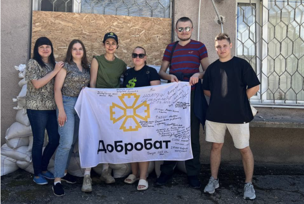 Волонтери Добробату облаштовують захист однієї з лікарень Херсона