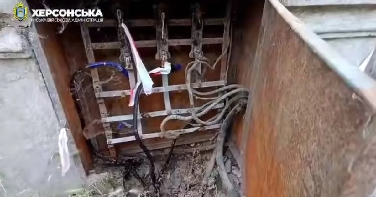 В Херсоні під обстрілами відновлюють електропостачання постраждалих від повені будинків