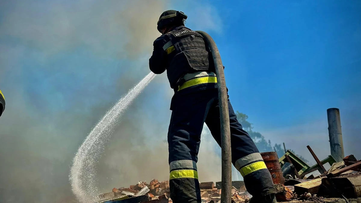 Унаслідок обстрілів армії РФ у Херсоні горіли житлові будинки