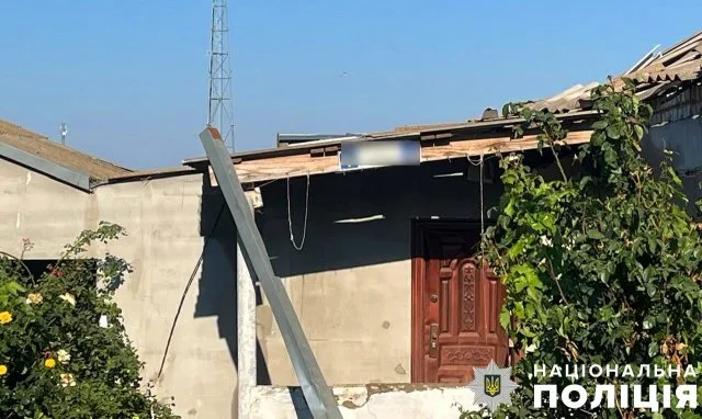 Вночі окупанти вкрили вогнем житлові квартали Херсону, поранено жінку, здійнялись пожежі