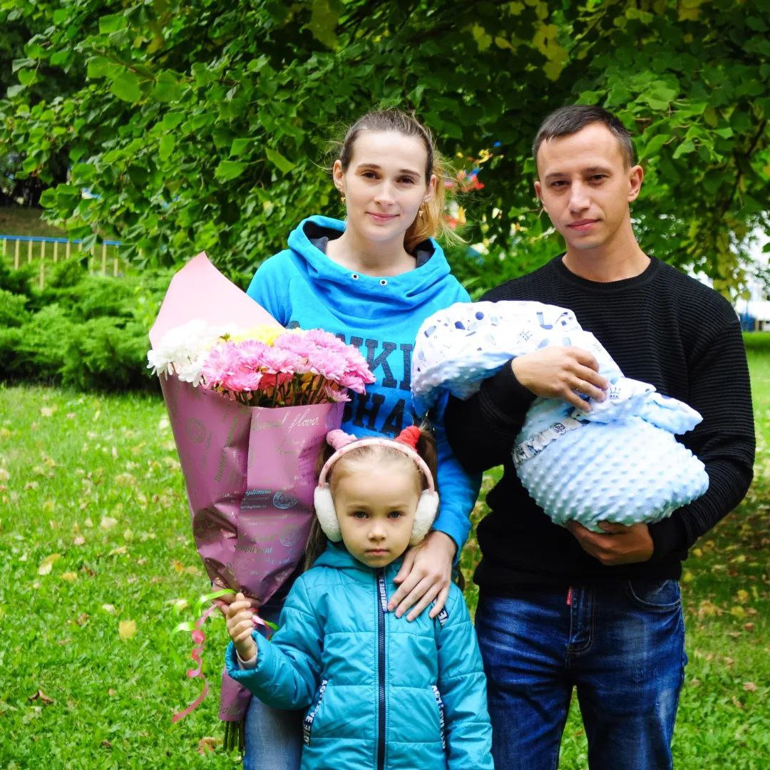 "Хочеться розірватися, щоб накрити своїх дітей собою". Історії рятувальників про батьківство під час війни