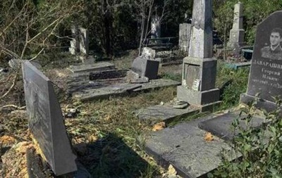 Росіяни поцілили по міському кладовищі у <a href=