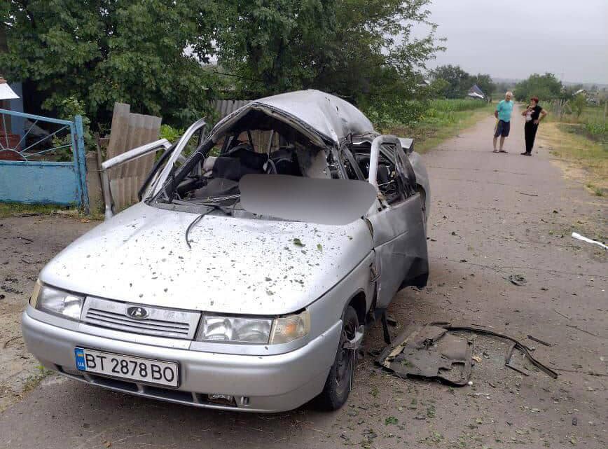 Як повідомляє ХОВА, зранку російські військові атакували дроном-камікадзе автівк